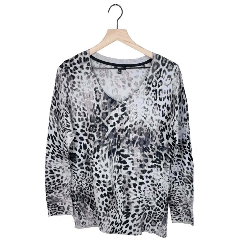 Apt. 9 Black and White Snow Leopard Cheetah Animal Print V-neck Sweater Size XL